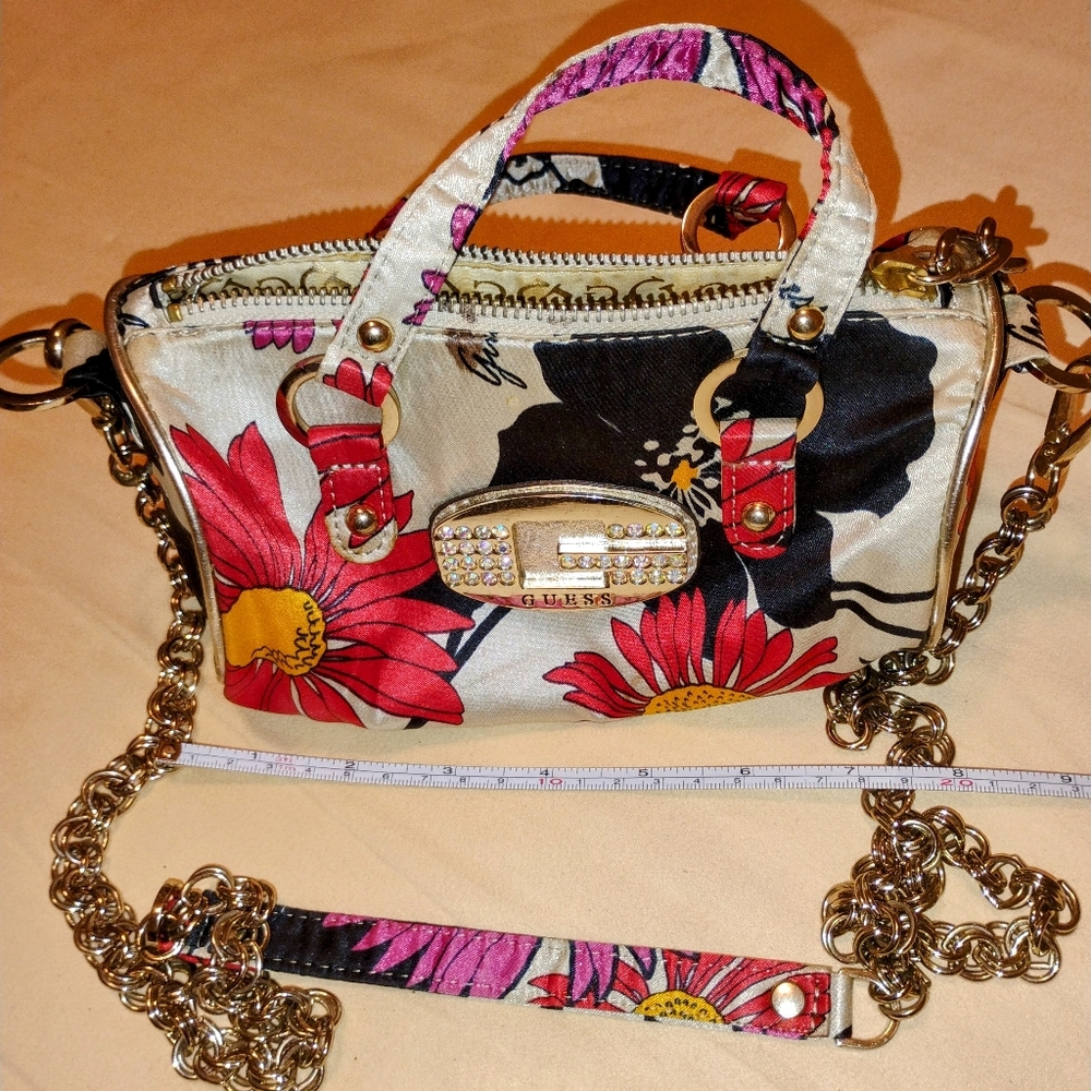 Guess Vintage Cross/over shoulder bag. Excellent condition. Fun